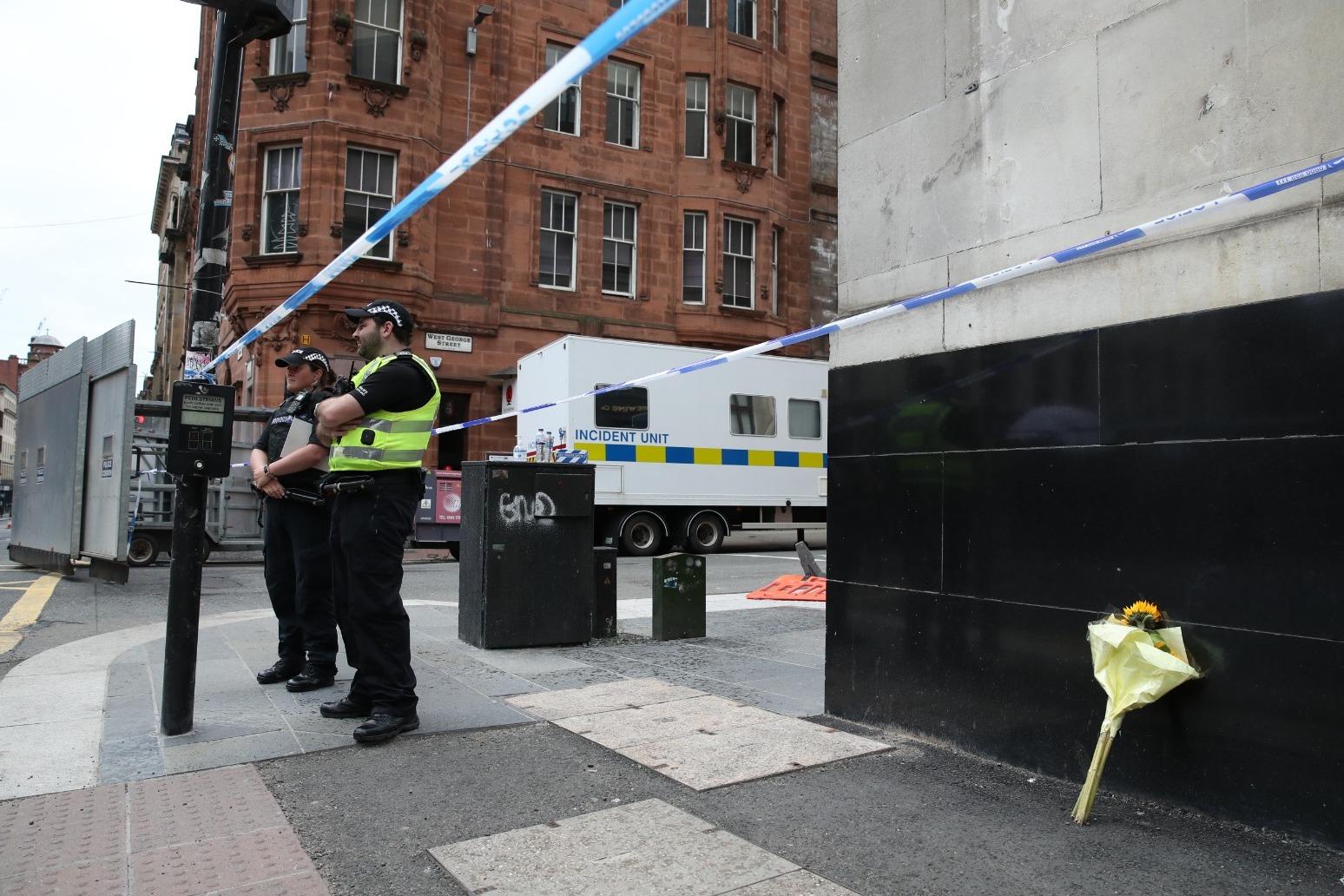 Glasgow - Injured policeman \'stable\' after knife attack 